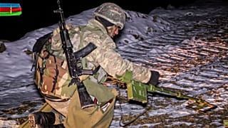 Mayın taraması yapan Azerbaycan askeri 