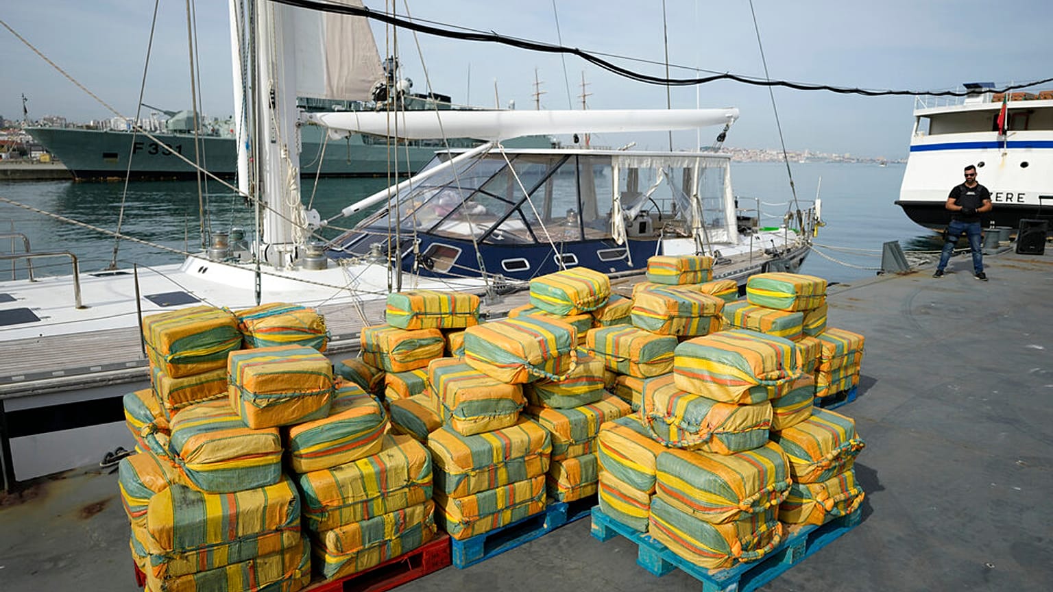 La drogue, exposée devant le bateau où elle se trouvait, dans le port militaire de Lisbonne