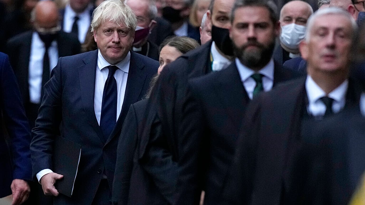 Le Premier ministre britannique Boris Johnson et les députés en route vers l'Église Sainte-Marguerite de Westminster (18/10/21)