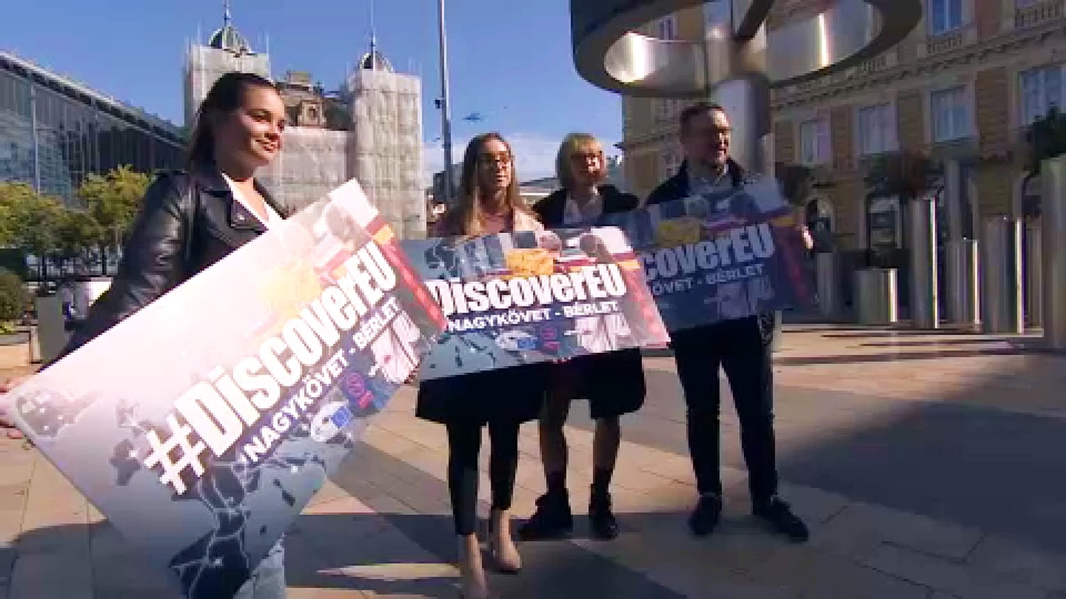 DiscoverEU vonatjegyeket adott át Újhelyi István a Nyugati Pályaudvar előtt