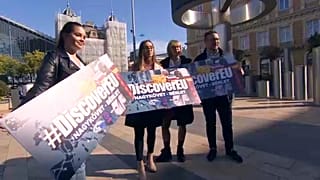 DiscoverEU vonatjegyeket adott át Újhelyi István a Nyugati Pályaudvar előtt