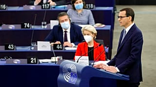 Heves szópárbajjá vált a lengyel miniszterelnök és a bizottsági elnök beszéde az EP-ben