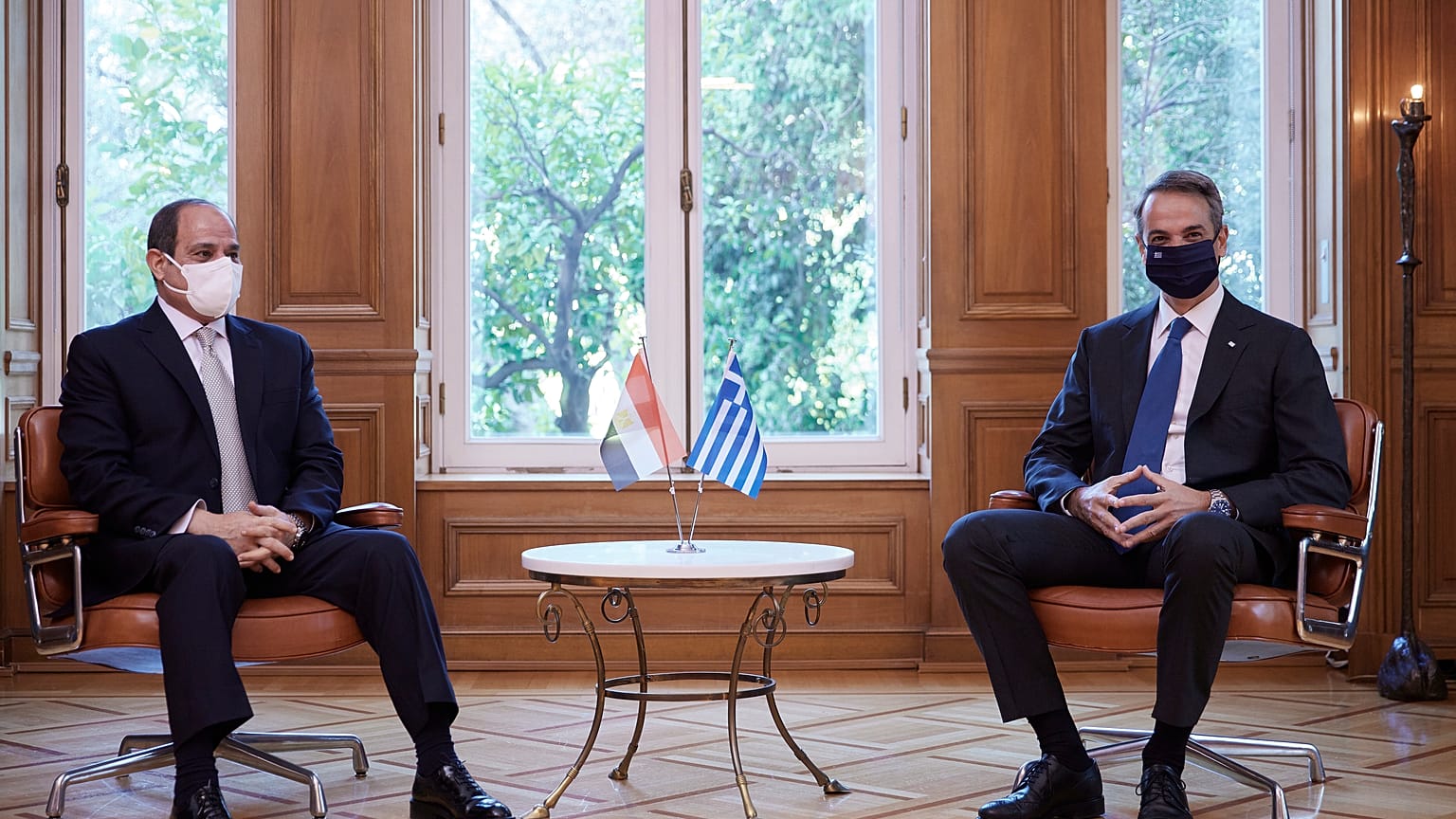 Ο πρωθυπουργός Κυριάκος Μητσοτάκης (Δ) συνομιλεί με τον Πρόεδρο της Αραβικής Δημοκρατίας της Αιγύπτου, Αμπντέλ Φατάχ αλ Σίσι (Α) κατά τη διάρκεια της συνάντησής τους