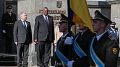 Lloyd Austin wurde mit einer Militärparade in Kiew empfangen