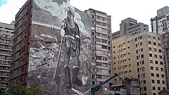 Un artiste réalise une immense fresque à partir de cendres de la forêt amazonienne