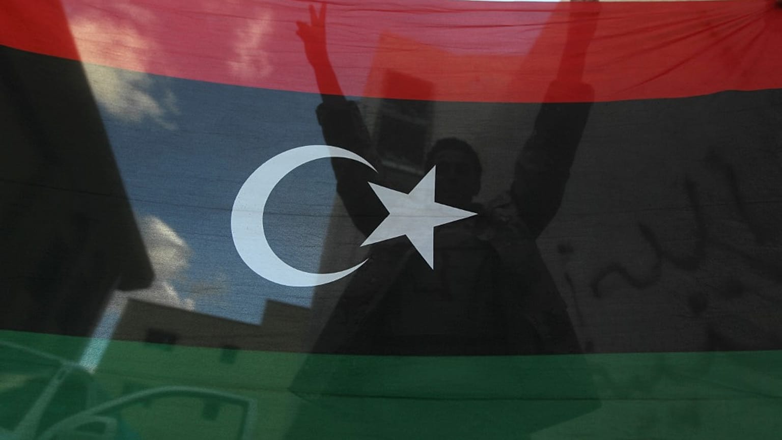  مقاتل ليبي من النظام الجديد يرفع علامة النصر بعد قتال عنيف في وسط مدينة سرت-  11 أكتوبر / تشرين الأول 2011 