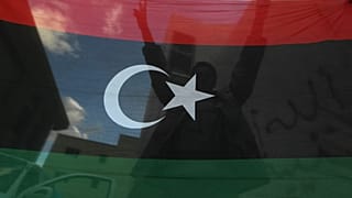  مقاتل ليبي من النظام الجديد يرفع علامة النصر بعد قتال عنيف في وسط مدينة سرت-  11 أكتوبر / تشرين الأول 2011 