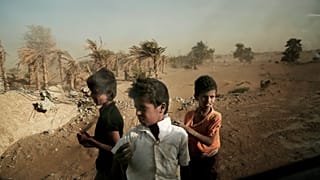 Yemen'deki iç savaş nedeniyle evlerinden olan çocuklar, yol kenarında beklerken / Hudeyde / Yemen 