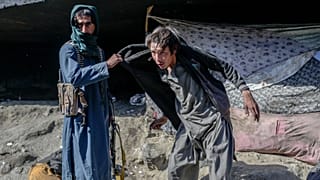 Afganistan'ın başkenti Kabil'de Taliban militanları tarafından gözaltına alınan uyuşturucu bağımlısı