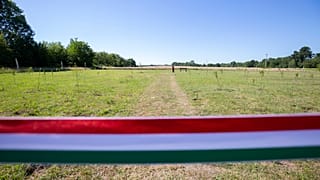 Az átadóünnepségek örök kelléke, a nemzeti színű szalag - képünk illusztráció
