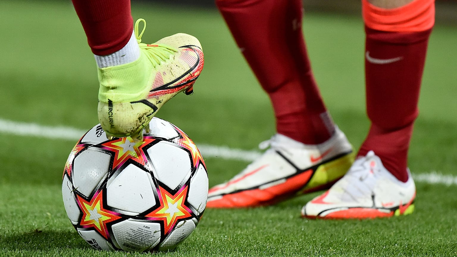 A Liverpool player puts his foot on the ball during the Champions League Group B soccer match / FILE PHOTO