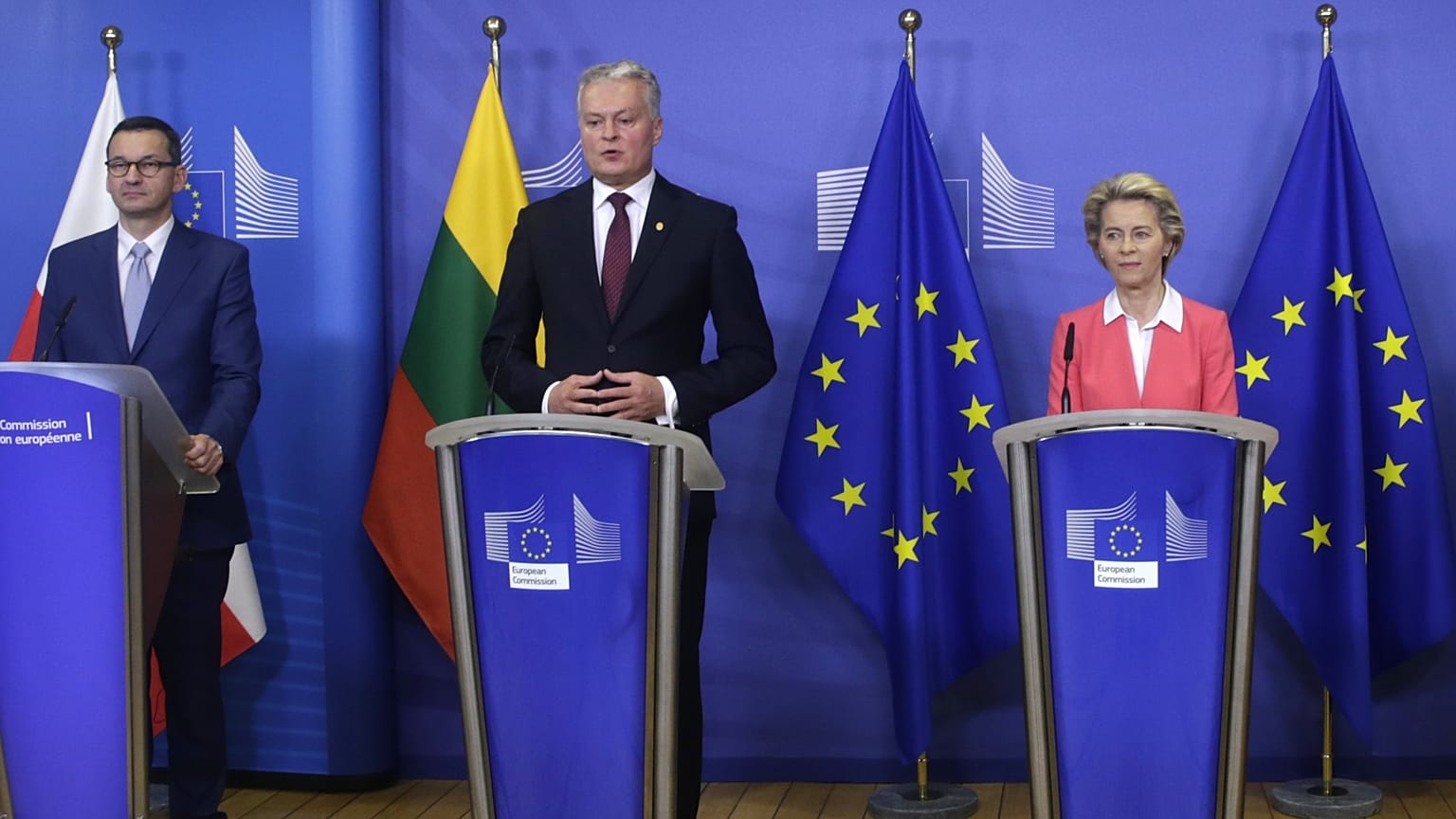 Balról: Mateusz Morawiecki lengyel miniszterelnök, Gitanas Nauseda litván elnök és Ursula von der Leyen, az EB elnöke
