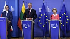 Balról: Mateusz Morawiecki lengyel miniszterelnök, Gitanas Nauseda litván elnök és Ursula von der Leyen, az EB elnöke