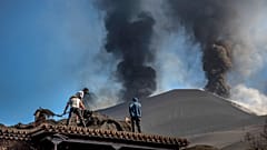 Vecinos limpiando las cenizas del tejado en La Palma
