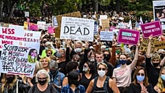 Melbourne'da cinsel şiddet ve cinsiyet eşitsizliğine karşı düzenlenen bir protesto