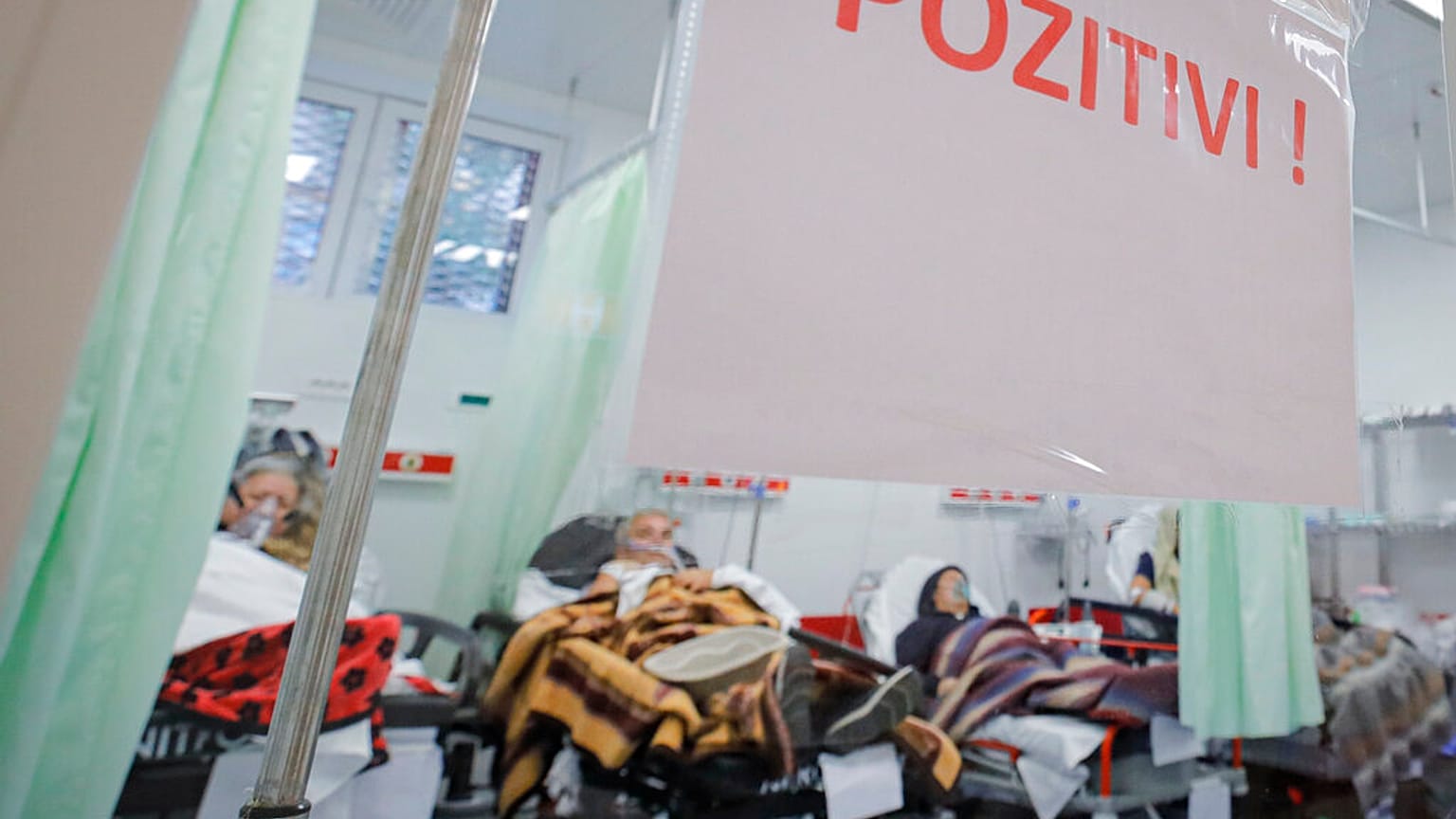 In einem Krankenhaus in Bukarest in Rumänien - wegen Covid-19 überlastet