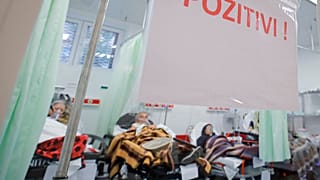 In einem Krankenhaus in Bukarest in Rumänien - wegen Covid-19 überlastet