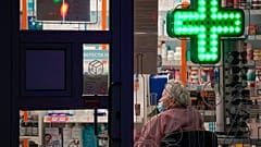 Una anciana aguarda a ser atendida sentada en una farmacia de Bucarest