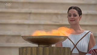 La llama olímpica durante la ceremonia antes de que emprenda el camino a China. 