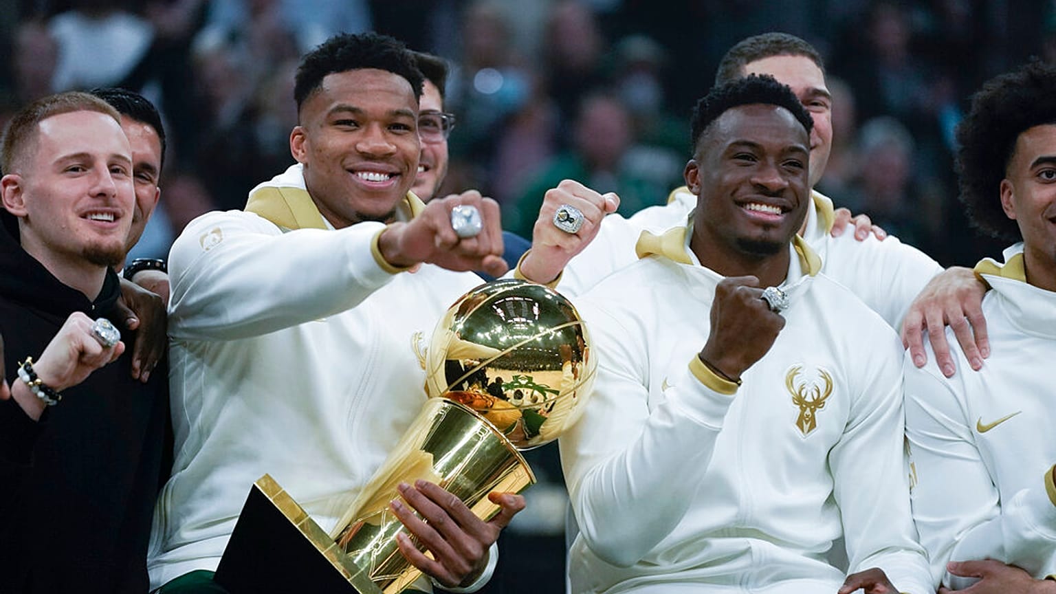 Les frères Antetokounmpo posent avec le trophée et leurs bagues de champions NBA
