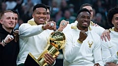Los Bucks muestran sus anillos de campeones de la NBA 2020-2021