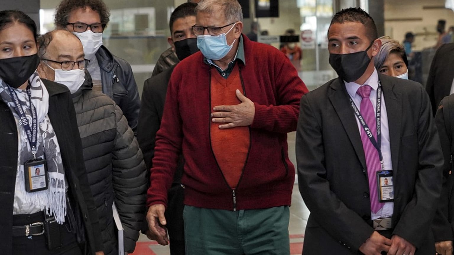 Rodrigo Granda (centre) à son arrivée à l'aéroport de Bogota (Colombie), le 20/10/2021