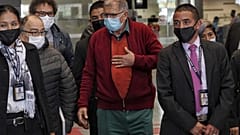 Rodrigo Granda (centre) à son arrivée à l'aéroport de Bogota (Colombie), le 20/10/2021