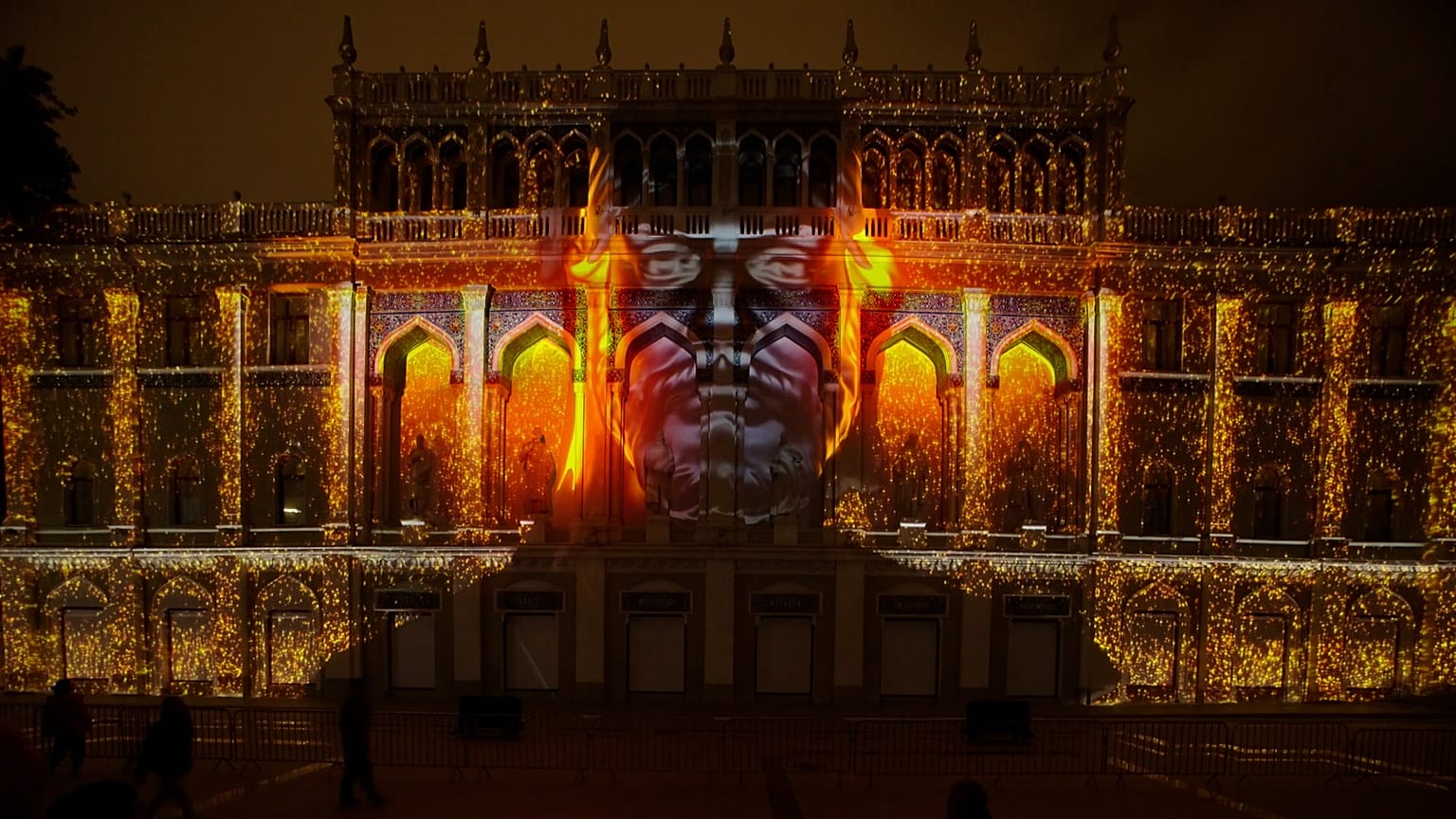 Il Festival della luce a Baku ha presentato spettacolari proiezioni in 3D
