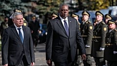 Ukrainian Defence Minister Andriy Taran, left, and U.S. Defence Secretary Lloyd Austin