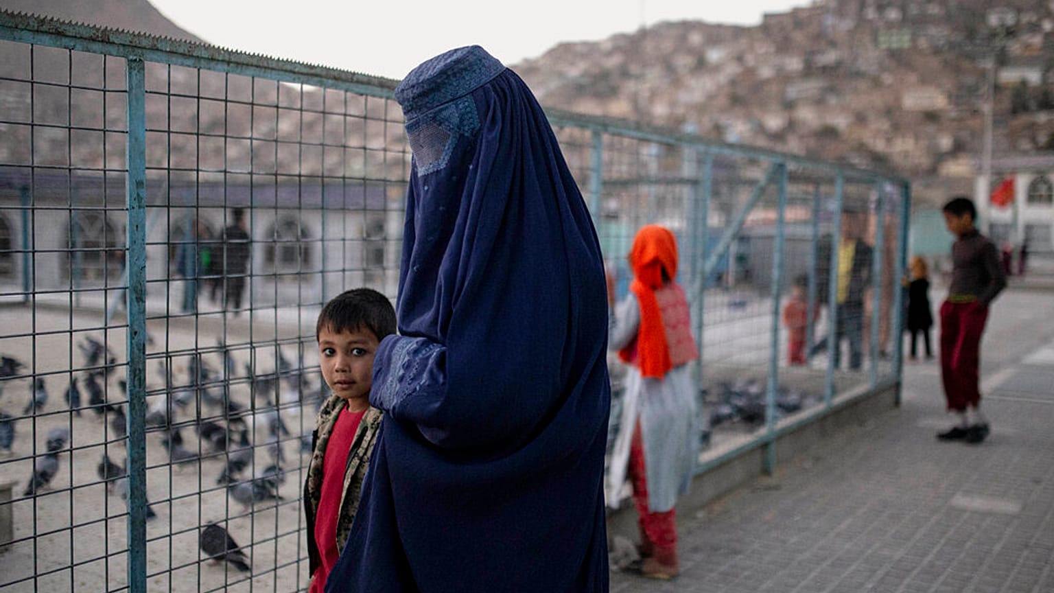 Des familles marchent près du sanctuaire de Kart-e-Sakhi à Kaboul, en Afghanistan, le mardi 19 octobre 2021