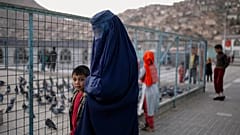 Des familles marchent près du sanctuaire de Kart-e-Sakhi à Kaboul, en Afghanistan, le mardi 19 octobre 2021