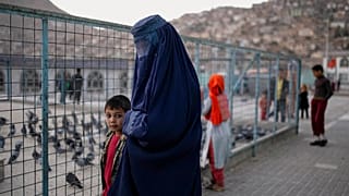 Des familles marchent près du sanctuaire de Kart-e-Sakhi à Kaboul, en Afghanistan, le mardi 19 octobre 2021