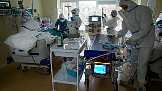 Medics treat a patient with coronavirus at an ICU at the Moscow City Clinical Hospital 52, Russia, Oct 9, 2021. 
