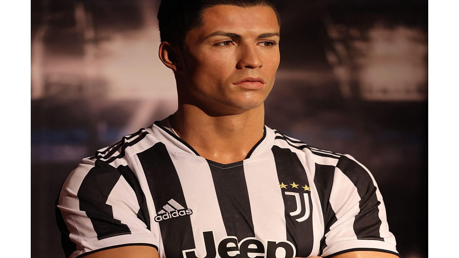 تمثال شمعي للاعب كرة القدم البرتغالي كريستيانو رونالدو في متحف مدام توسو الذي افتتح حديثًا في دبي ، في 18 أكتوبر 2021.