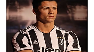 تمثال شمعي للاعب كرة القدم البرتغالي كريستيانو رونالدو في متحف مدام توسو الذي افتتح حديثًا في دبي ، في 18 أكتوبر 2021.