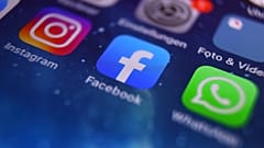 أيقونات فيسبوك وواتساب على شاشة الهاتف الذكي في كمبتن، ألمانيا.