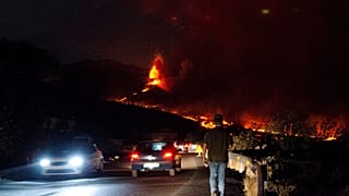 Rio de lava aproxima-se do bairro de La Laguna, em La Palma, Canárias