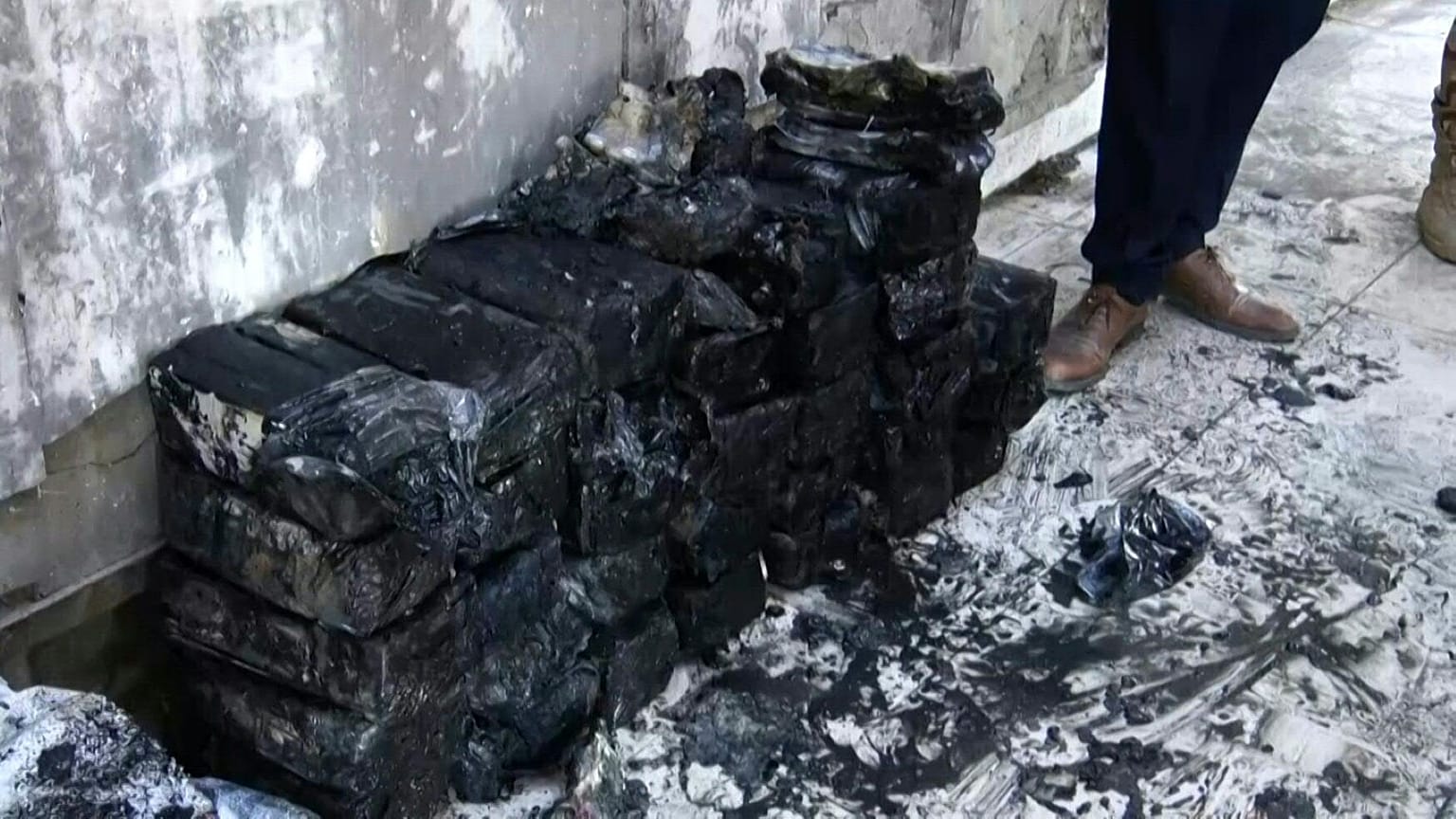 العثور على أكياس مليئة بالأوراق النقدية في خزينة البنك المركزي في مدينة الموصل العراقية.