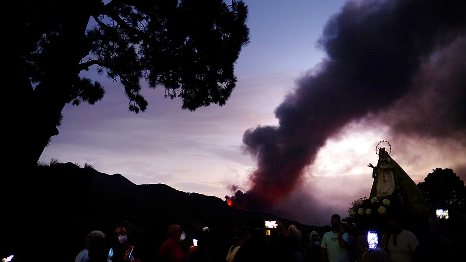 Állatokat és épületeket veszélyeztet a Cuembra Vieja vulkán La Palmán