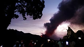 Piroclasti grandi come camion scivolano sui pendii del vulcano Cumbre Vieja