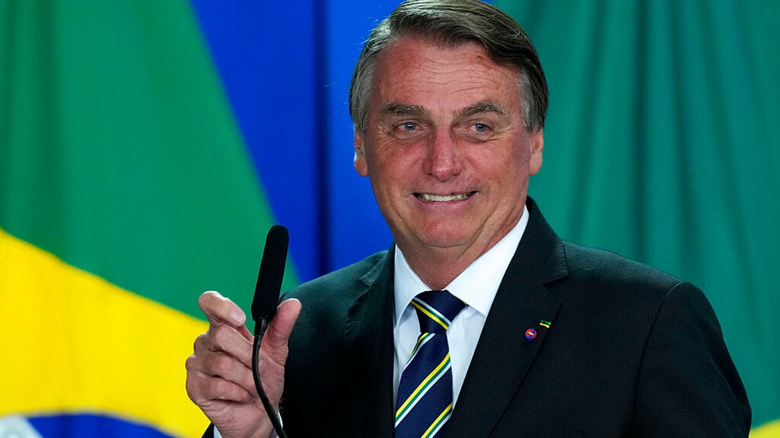 El presidente de Brasil, Jair Bolsonaro, rechaza las acusaciones por su gestión de la pandemia