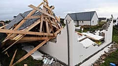 Strom- und Zugausfälle: Sturm "Aurore" wütet in Nordfrankreich