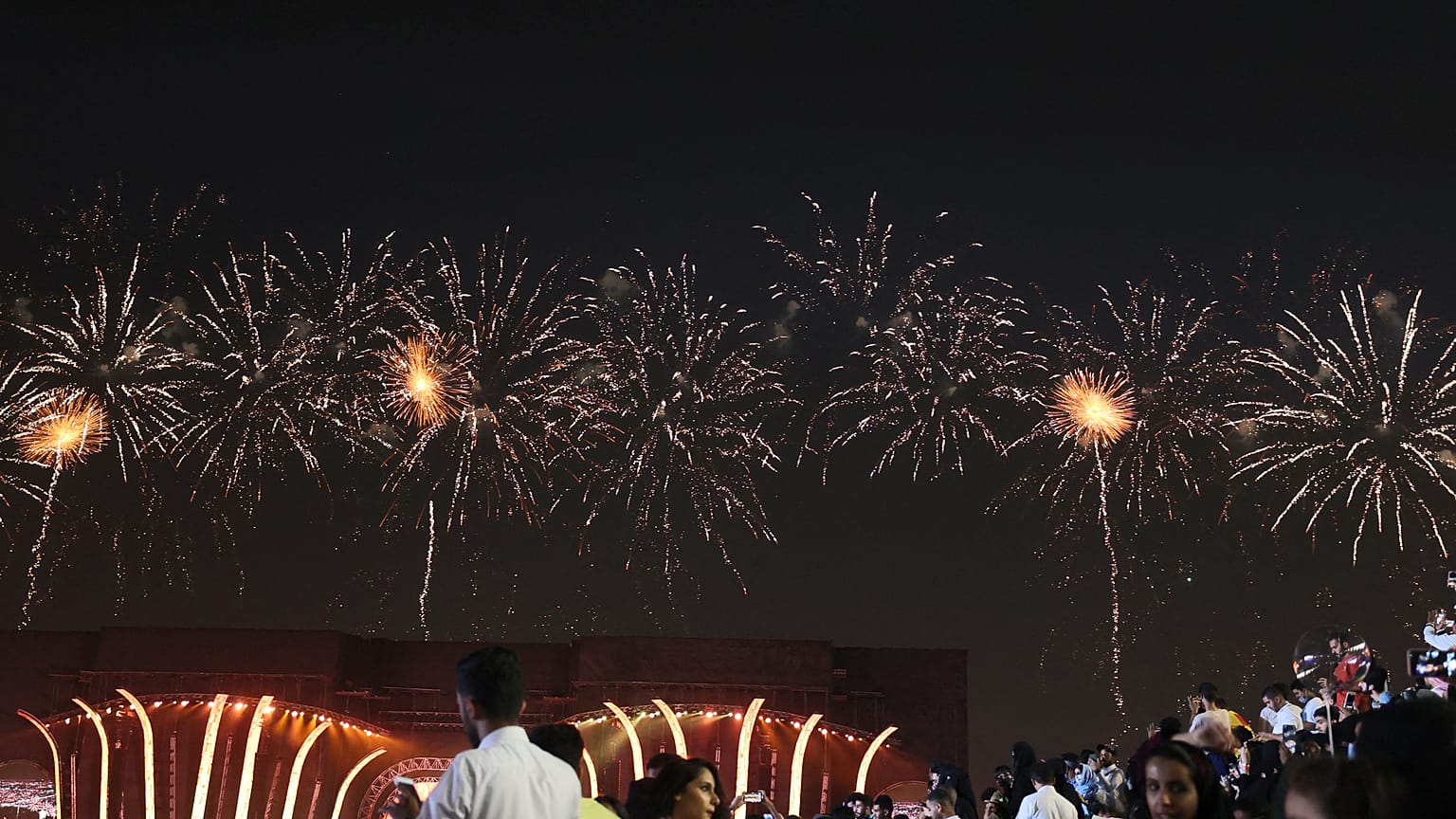 ألعاب نارية خلال افتتاح 