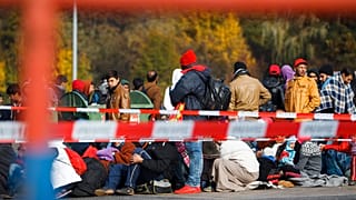 Migránsok az ausztriai Spielfeld és a szlovén Sentilj közötti határátkelőhely osztrák oldalán 2015. október 25-én.