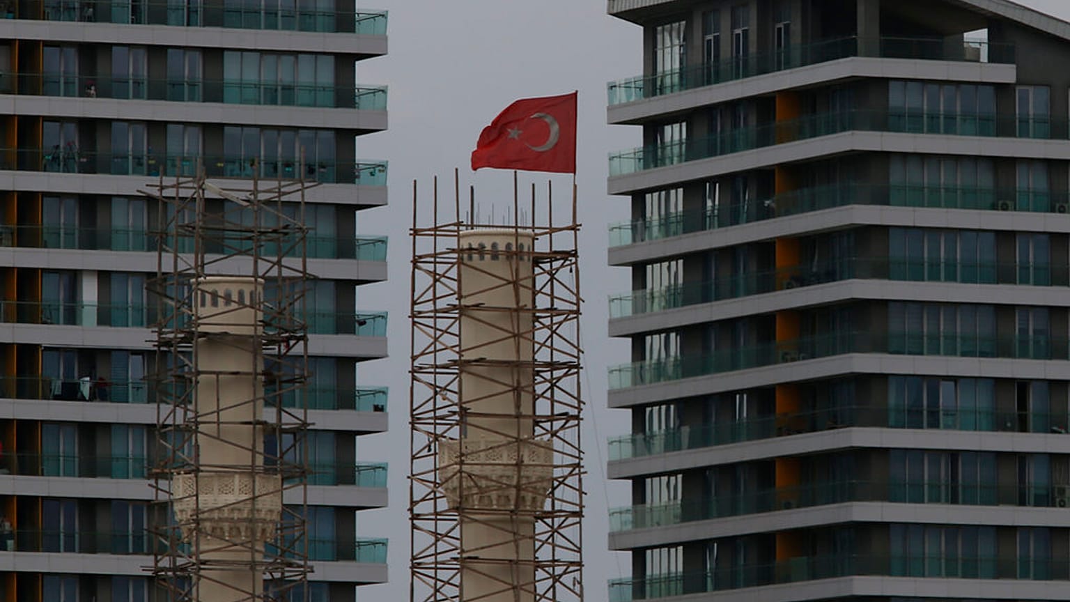 Gelir seviyesinin gün be gün düştüğü, konut fiyatlarının ise her geçen gün arttığı günlerde konut kredi faizleri ile ilgili bir adım atılıp atılmayacağı merak konusu