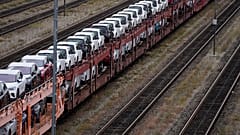 Новые автомобили на грузовом поезде в Германии 