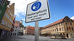 A sign on the town hall square points out that masks are mandatory in Memminhgen.