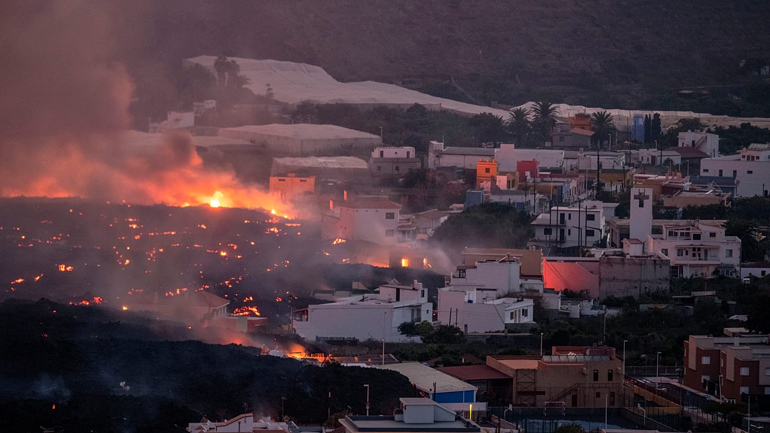 La lava fluye desde un volcán destruyendo casas en el barrio de La Laguna en la isla canaria de La Palma, España, el 21 de octubre de 2021. 