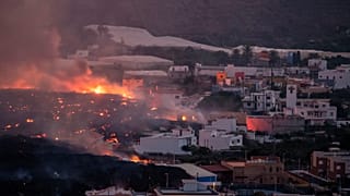 La lava fluye desde un volcán destruyendo casas en el barrio de La Laguna en la isla canaria de La Palma, España, el 21 de octubre de 2021. 