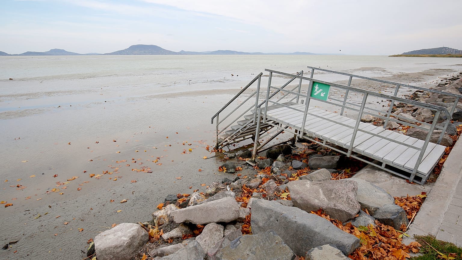 Az iszapba vezető lépcső Balatonfenyvesnél